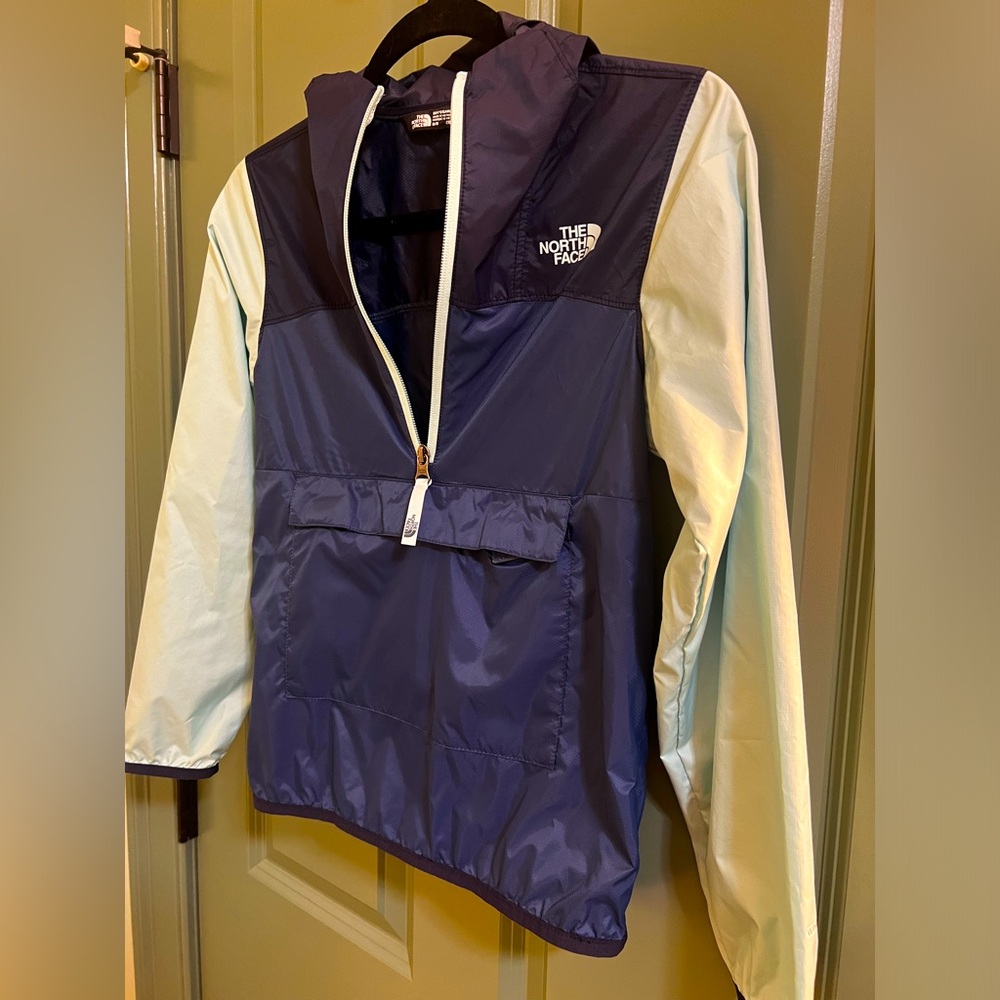 North Face Windbreaker! Boys size 10! Shades of blue! Back to school!